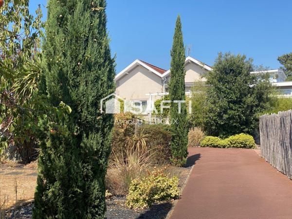 Villa de charme avec jardin paysager et piscine
