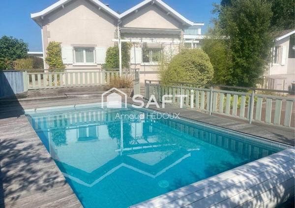 Villa de charme avec jardin paysager et piscine