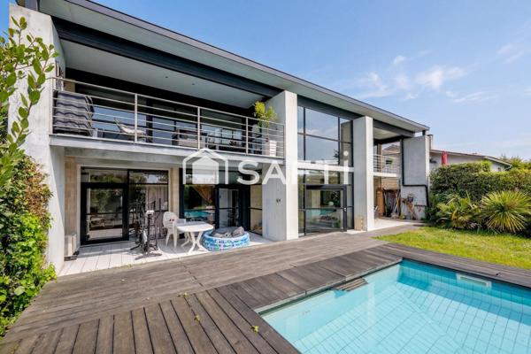 LE BOUSCAT – Limite Parc Bordelais : MAISON D’ARCHITECTE ALLIANT LUMIERE ET ESPACES.