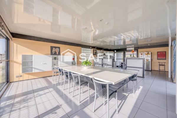 LE BOUSCAT – Limite Parc Bordelais : MAISON D’ARCHITECTE ALLIANT LUMIERE ET ESPACES.