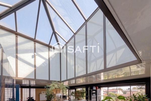 LE BOUSCAT – Limite Parc Bordelais : MAISON D’ARCHITECTE ALLIANT LUMIERE ET ESPACES.