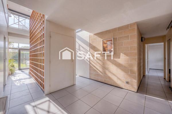 LE BOUSCAT – Limite Parc Bordelais : MAISON D’ARCHITECTE ALLIANT LUMIERE ET ESPACES.