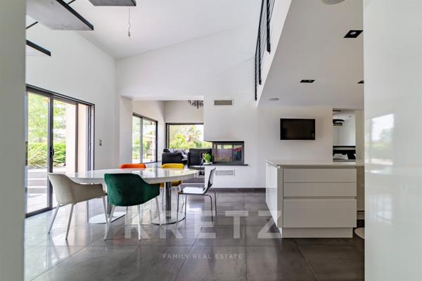 Exceptionnelle villa rénovée de 400m2 sur un parc paysager de 8300m2