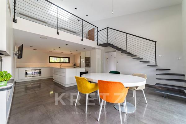 Exceptionnelle villa rénovée de 400m2 sur un parc paysager de 8300m2