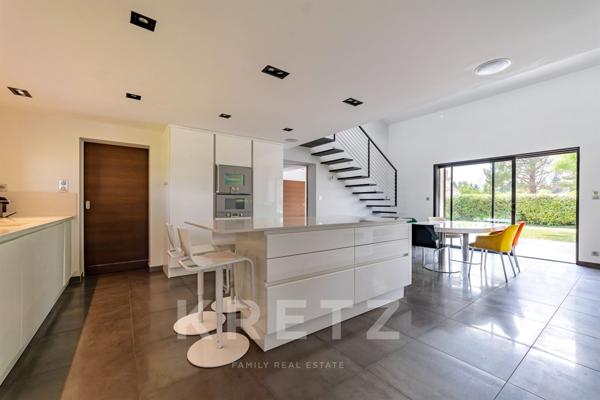 Exceptionnelle villa rénovée de 400m2 sur un parc paysager de 8300m2