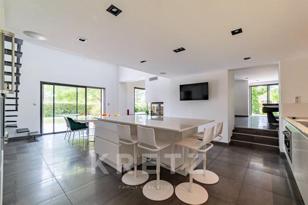 Exceptionnelle villa rénovée de 400m2 sur un parc paysager de 8300m2