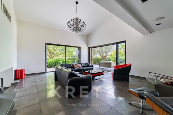 Exceptionnelle villa rénovée de 400m2 sur un parc paysager de 8300m2