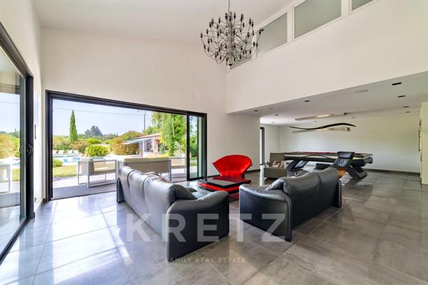 Exceptionnelle villa rénovée de 400m2 sur un parc paysager de 8300m2