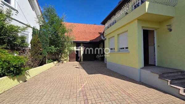 Immeuble mixte 400m² + dépendances sur 20 ares