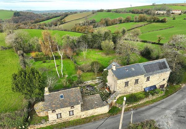 Ensemble immobilier avec gîte et potentiel second gîte - Maison T7 de 211 m² sur terrain arboré