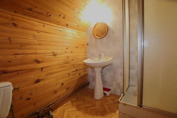 Ensemble immobilier avec gîte et potentiel second gîte - Maison T7 de 211 m² sur terrain arboré