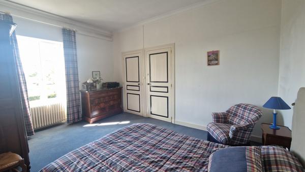 Maison - 9 pièces - 196 m²