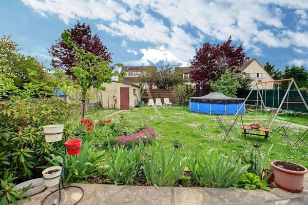 Maison idéale pour une famille en quête d'un cadre de vie pratique et agréable.