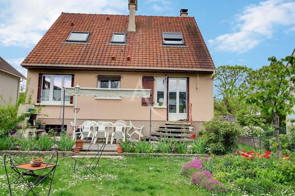 Maison idéale pour une famille en quête d'un cadre de vie pratique et agréable.