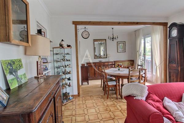 Maison idéale pour une famille en quête d'un cadre de vie pratique et agréable.