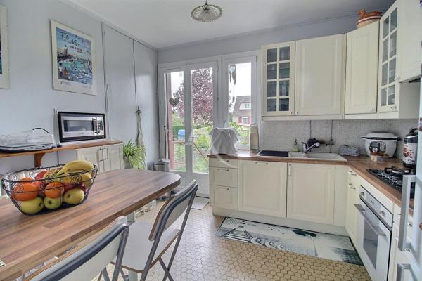 Maison idéale pour une famille en quête d'un cadre de vie pratique et agréable.