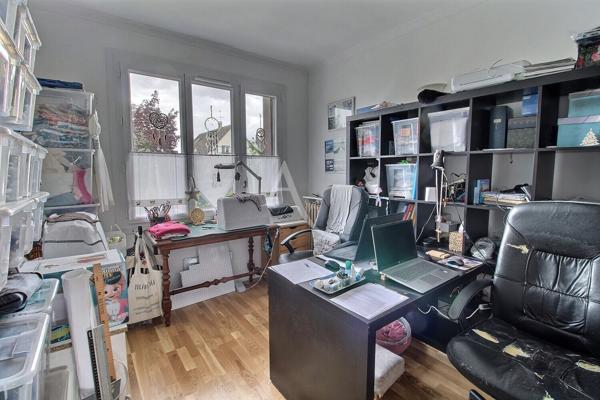 Maison idéale pour une famille en quête d'un cadre de vie pratique et agréable.