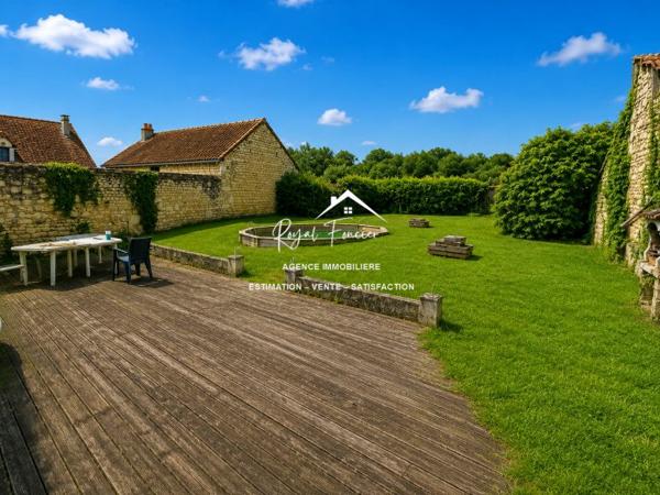 Maison de campagne avec vue sur le jardin et la piscine