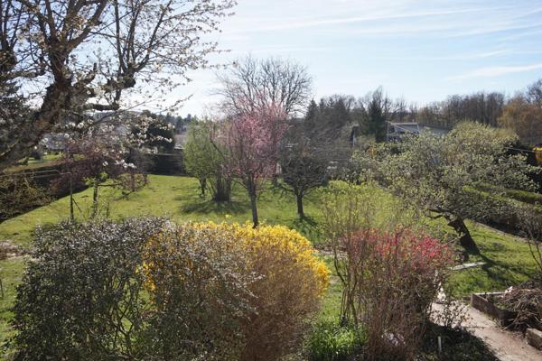 Terrain Plat, arboré et clôturé de 1050 m² (possibilié de diviser en deux parcelles déjà bornées).