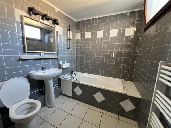 Maison de ville 61m2 F3 650 € / mois C.C.*
