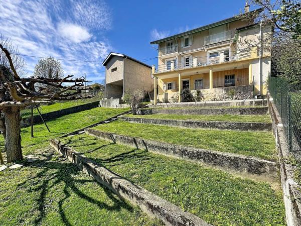 Vue dominante sur la vallée, maison individuelle avec terrasse sur les hauteurs de Coublevie