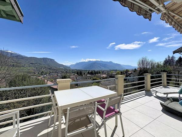 Vue dominante sur la vallée, maison individuelle avec terrasse sur les hauteurs de Coublevie