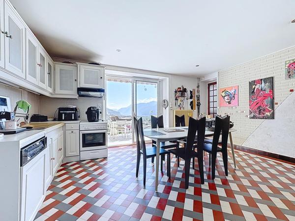 Vue dominante sur la vallée, maison individuelle avec terrasse sur les hauteurs de Coublevie