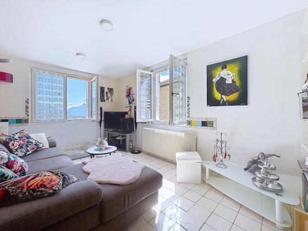 Vue dominante sur la vallée, maison individuelle avec terrasse sur les hauteurs de Coublevie