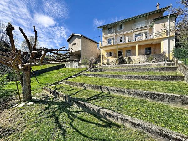 Vue dominante sur la vallée, maison individuelle avec terrasse sur les hauteurs de Coublevie
