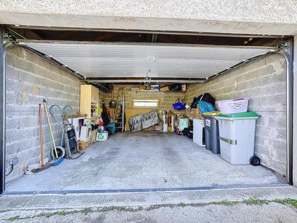 Vue dominante sur la vallée, maison individuelle avec terrasse sur les hauteurs de Coublevie