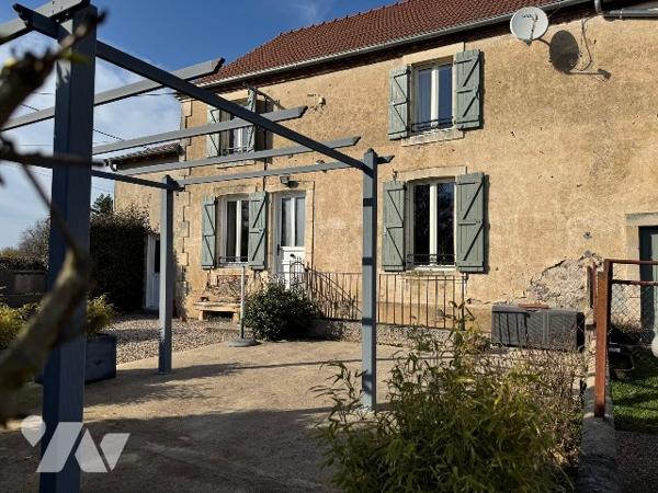 Maison rénovée avec grange et dépendances sur 8025m² à la campagne.