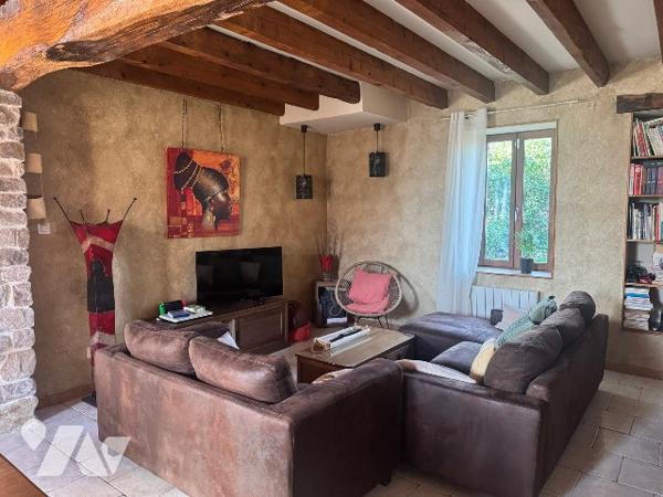 Maison rénovée avec grange et dépendances sur 8025m² à la campagne.