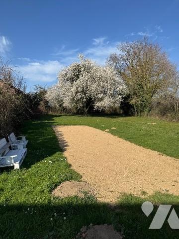 Maison rénovée avec grange et dépendances sur 8025m² à la campagne.