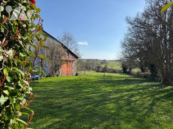Maison rénovée avec grange et dépendances sur 8025m² à la campagne.