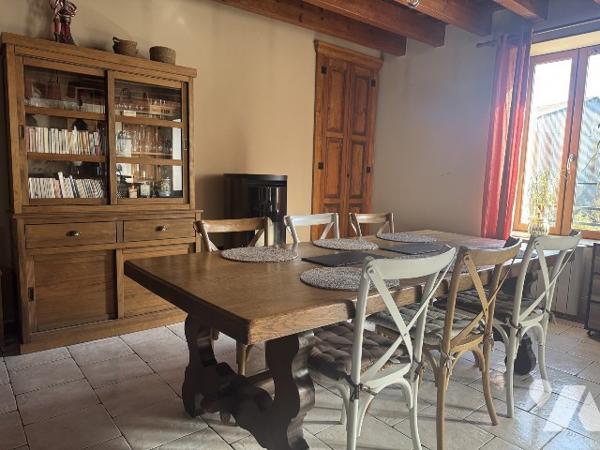 Maison rénovée avec grange et dépendances sur 8025m² à la campagne.