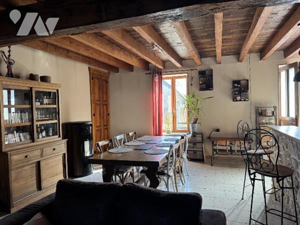 Maison rénovée avec grange et dépendances sur 8025m² à la campagne.