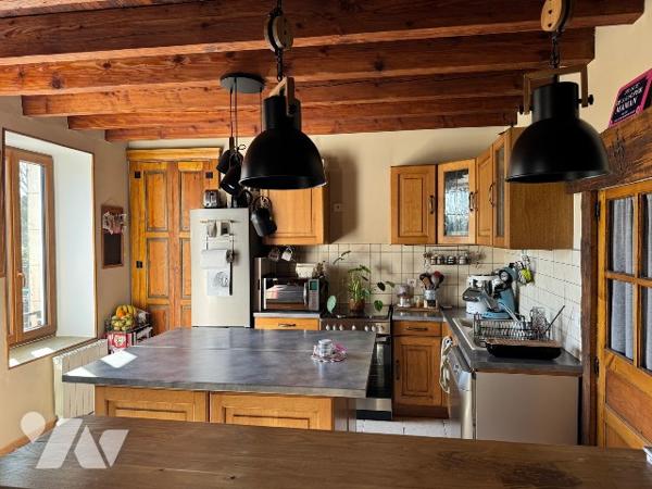 Maison rénovée avec grange et dépendances sur 8025m² à la campagne.