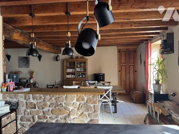 Maison rénovée avec grange et dépendances sur 8025m² à la campagne.