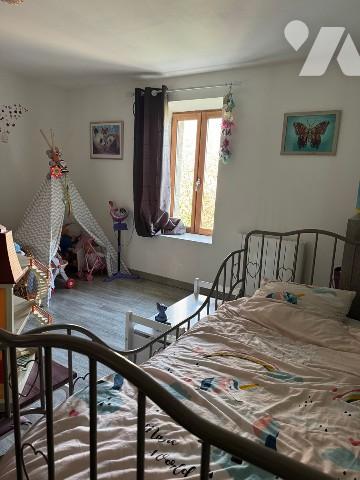 Maison rénovée avec grange et dépendances sur 8025m² à la campagne.