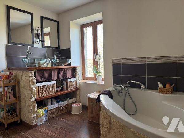 Maison rénovée avec grange et dépendances sur 8025m² à la campagne.