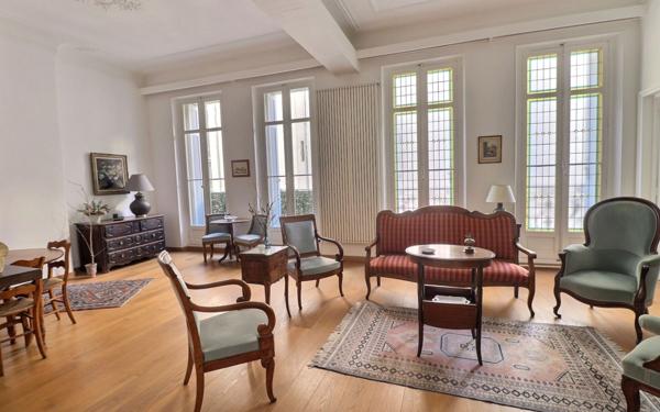 Appartement à vendre    4 pièces •  Marseille 1