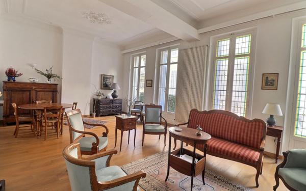 Appartement à vendre    4 pièces •  Marseille 1