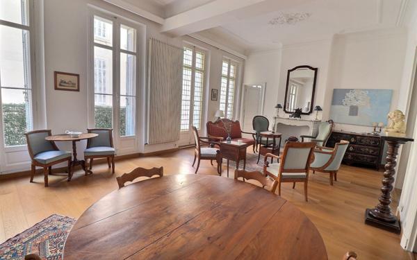 Appartement à vendre    4 pièces •  Marseille 1