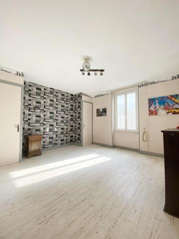 Maison Brassagaise au coeur du village avec double garages et cour interieur