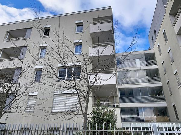 LYON 8 MARYSE BASTIE - T3 EN RDJ D'ENVIRON 66 M² VENDU AVEC GARAGE