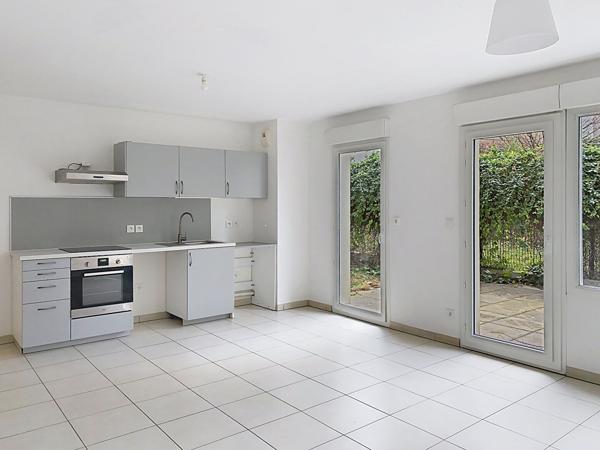 LYON 8 MARYSE BASTIE - T3 EN RDJ D'ENVIRON 66 M² VENDU AVEC GARAGE