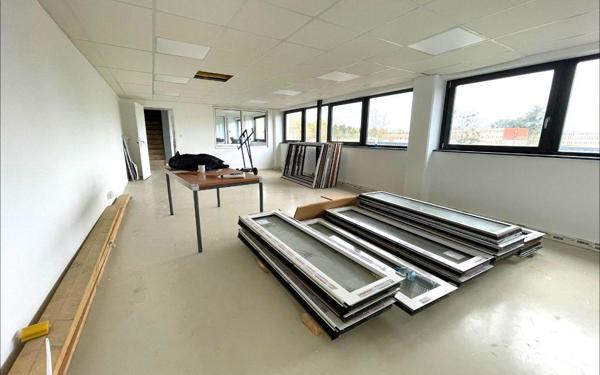 Location local d’activité 179 m² Évry-Courcouronnes