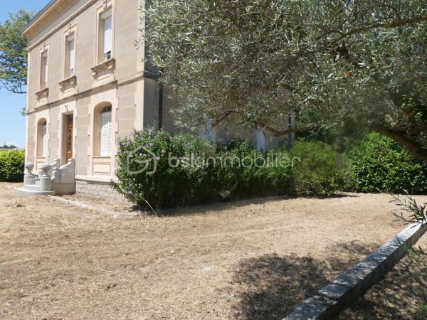 Très Belle maison de Maître en Pierres de 193 m² ! qui se distingue par son Charme Intemporel et offre une façade imposante agrémentée de détails raffinés !
À l’intérieur, de Vastes pièces Lumineuses avec ses Superbes sols en Carreaux ciments d'époques, état irréprochable !
Cheminées en marbre, et hauts plafonds ornés de Moulures d'époques créent une Atmosphère Chaleureuse et Majestueuse. 
Entourée d’un Parc Clos et arboré de 3622 m², cette demeure incarne le raffinement et la qualité de Vie à la Française. 
Idéale pour accueillir famille et amis, une Maison de Maître est bien plus qu’une habitation : c’est un véritable Patrimoine à préserver !
Son Architecture élégante et ses proportions harmonieuses, incarne le raffinement et le charme d'antan ....
Salon et Salle à Manger / Cuisine et arrière cuisine / 5 Chambres / 1 Salle d'eau / 1 Salle de bain / 2 wc 
Volets roulants électriques à l'étage - Portail auto.
Eau de Ville et Forage
GARAGE ET GRANDE CAVE EN SOUS SOL
(prévoir pompe à chaleur)