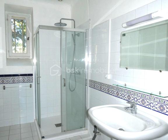 Très Belle maison de Maître en Pierres de 193 m² ! qui se distingue par son Charme Intemporel et offre une façade imposante agrémentée de détails raffinés !
À l’intérieur, de Vastes pièces Lumineuses avec ses Superbes sols en Carreaux ciments d'époques, état irréprochable !
Cheminées en marbre, et hauts plafonds ornés de Moulures d'époques créent une Atmosphère Chaleureuse et Majestueuse. 
Entourée d’un Parc Clos et arboré de 3622 m², cette demeure incarne le raffinement et la qualité de Vie à la Française. 
Idéale pour accueillir famille et amis, une Maison de Maître est bien plus qu’une habitation : c’est un véritable Patrimoine à préserver !
Son Architecture élégante et ses proportions harmonieuses, incarne le raffinement et le charme d'antan ....
Salon et Salle à Manger / Cuisine et arrière cuisine / 5 Chambres / 1 Salle d'eau / 1 Salle de bain / 2 wc 
Volets roulants électriques à l'étage - Portail auto.
Eau de Ville et Forage
GARAGE ET GRANDE CAVE EN SOUS SOL
(prévoir pompe à chaleur)
