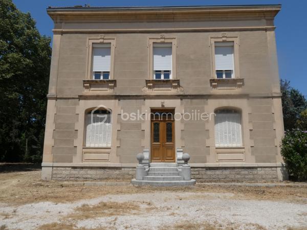 Très Belle maison de Maître en Pierres de 193 m² ! qui se distingue par son Charme Intemporel et offre une façade imposante agrémentée de détails raffinés !
À l’intérieur, de Vastes pièces Lumineuses avec ses Superbes sols en Carreaux ciments d'époques, état irréprochable !
Cheminées en marbre, et hauts plafonds ornés de Moulures d'époques créent une Atmosphère Chaleureuse et Majestueuse. 
Entourée d’un Parc Clos et arboré de 3622 m², cette demeure incarne le raffinement et la qualité de Vie à la Française. 
Idéale pour accueillir famille et amis, une Maison de Maître est bien plus qu’une habitation : c’est un véritable Patrimoine à préserver !
Son Architecture élégante et ses proportions harmonieuses, incarne le raffinement et le charme d'antan ....
Salon et Salle à Manger / Cuisine et arrière cuisine / 5 Chambres / 1 Salle d'eau / 1 Salle de bain / 2 wc 
Volets roulants électriques à l'étage - Portail auto.
Eau de Ville et Forage
GARAGE ET GRANDE CAVE EN SOUS SOL
(prévoir pompe à chaleur)
